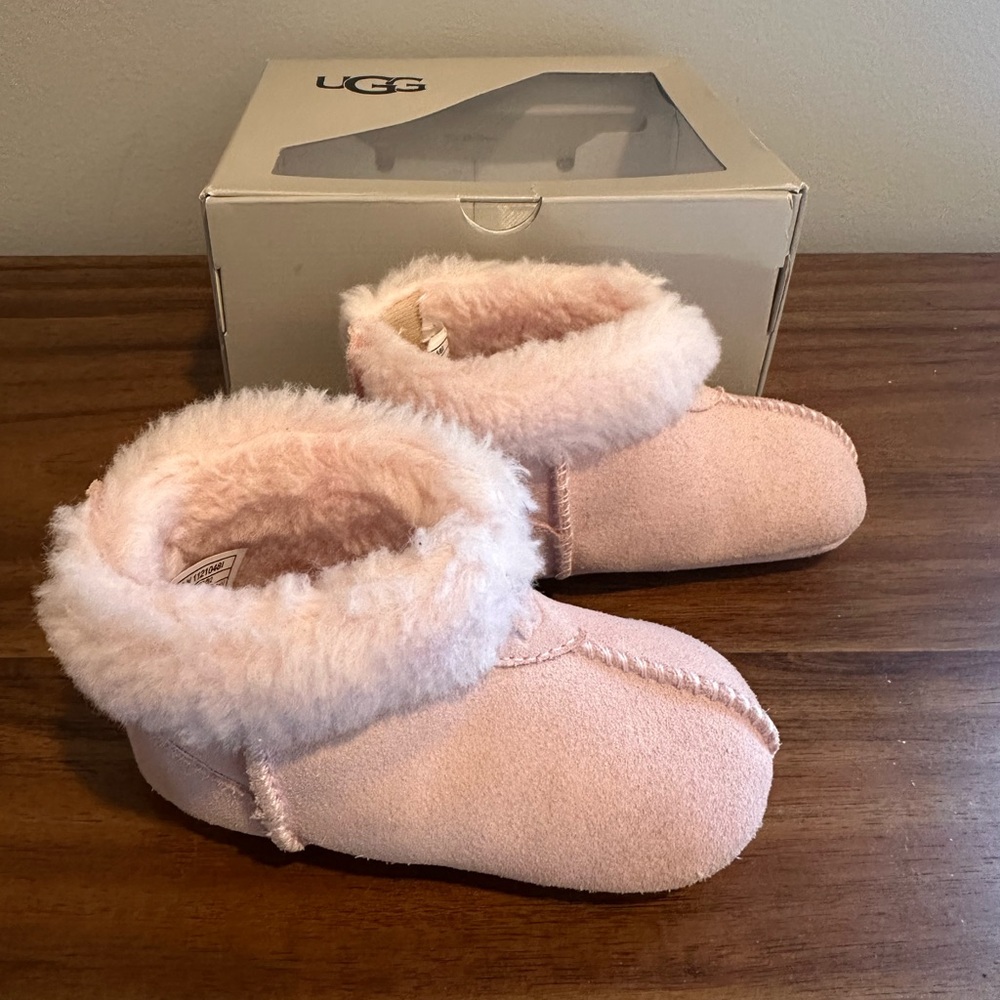 UGG Boots, 4/5
